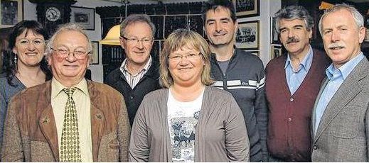(V.l.): Elfriede Böck, Oskar Böhm, Franz Herrler, Christiane Schmid, Jürgen Leitschuh, Erich Hutzelmann und Bürgermeister Ernst Stross. Foto: Gerd Schaar